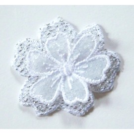 Wright's Silver Met./Raised White Flower 1 1/4" x 1 1/2" Iron On Applique wp-340