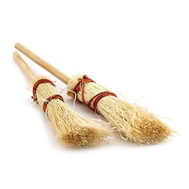 MyTinyWorld 3 x Dolls House Miniature Household Brooms