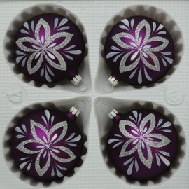 Lauschaer Glas Christbaumkugeln lila matt mit Blumendekor 4 Stück d 7cm Christbaumschmuck Weihnachtsbaumschmuck mundgeblasen, handdekoriert