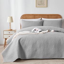 WURUIBO Full/Queen Quilt Set Light Grey, Microfiber Lightweight Bedspreads, Ultrasonic Embossed Solid Coverlet, Thin Bedding Set for All Season, Soft Breathable Bed Cover(1 Quilt, 2 Pillow Shams)
