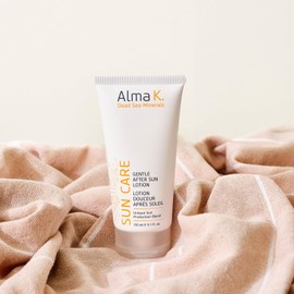 Alma K Gentle After Sun Loción - After Sun Care - Hecho con gel de aloe vera, minerales del mar muerto - Alivio de quemaduras solares - Esenciales de vacaciones para mujeres - 5.1 onzas