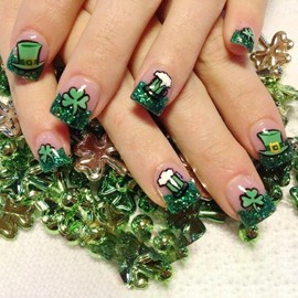 24Pcs St. Patrick's Day Press on Nails Short Square French Tip Fake Nails Green Shamrock Beer Hat Designs Glitter Glue on Nails Full Cover Acrylic Nails for Women St. Patrick's Day Nail Art Decoration