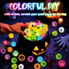 Tiaxidex - 50 bolas hinchables de Halloween que brillan en la oscuridad a granel, 20 diseños únicos, recuerdos de fiesta de Halloween para niños y adultos, bolas hinchables de Halloween surtidos para
