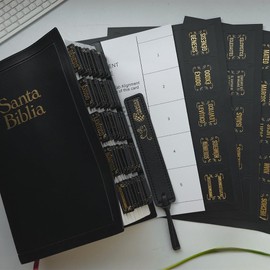 1 Set of Leather Bible Tabs in Spanish, 66 Bible tabs Peel-Stick laminates, Bible Study Supplies Come with a Leather Bookmark, Bible tabs are Made of Leather, with a differentiated Design.