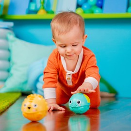 Bright Starts, Palline da inseguire per Gattonare Giggables, Leone e Elefante, Unisex, per Neonati e Bimbi, Confezione da 2