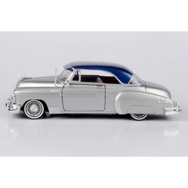 Motormax 79026 Chevy Bel Air Lowrider plateado metálico con parte superior metálica azul Get Low Series 1/24 modelo de coche fundido a troquel
