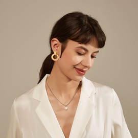 HolidayQbee Women's Clip-On Earrings Gold Circle Vintage Design Clip Earrings - Elegant Fashion Jewellery, Skin-friendly & Colour Faithful, Earrings Without Ear Hole as a Gift for Women and Girls