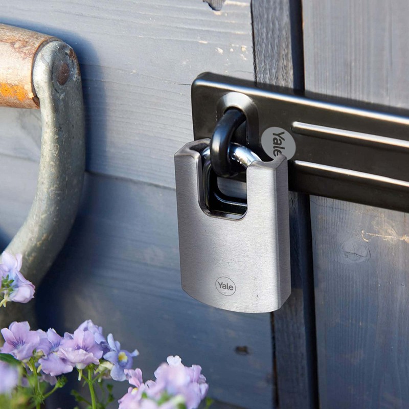 Yale Y121B/40/125/1 Brass Closed Shackle Padlock (40mm) - Black Outdoor