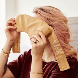 Yana Máscara de sueño para aromaterapia | Máscara de ojos con bloqueo de luz para mujeres y hombres | Cubierta de satén con infusión de cobre premium con correa ajustable | Relleno natural de semillas aromáticas, calmantes de lavanda y lino, color dorado