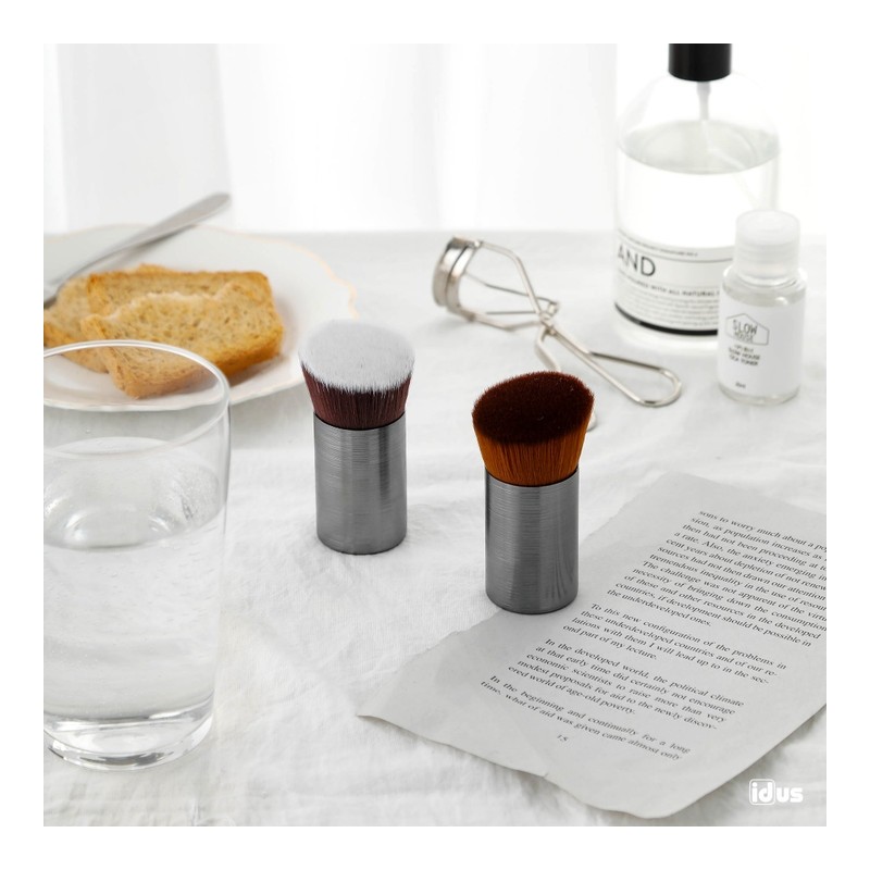 Foundation brush for smooth application - white / 부드럽게 발리는