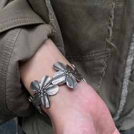 HWJQ Chunky Gold Cuff Bracelets for Women Vintage Gold Flower Wristband Open Cuff Bangle Bracele Jewelry, 1, Zinc, no gemstone