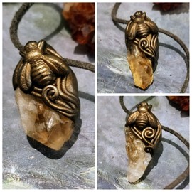 Gold Queen Bee Necklace Citrine Crystal Pendant for Women. Honey Bumble Bee Bee and Flower Stone Jewelry Gift (Raw Honey Citrine)