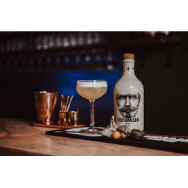 KNUT HANSEN DRY GIN | Weltweit ausgezeichnet | 14 regionale Zutaten wie Wachholder, Gurke, Basilikum | Handcrafted nach nordischer Art in eigener Manufaktur | Nachhaltige Keramikflasche | 50ml