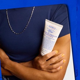 Kiehl's Body Ultimate Strenght Hand Salve, Crema de Manos, fórmula espesa y enriquecida alivia, acondiciona e hidrata las manos secas, con Aceites de Aguacate, Eucalipto y Semillas de Sésamo, 75 ml