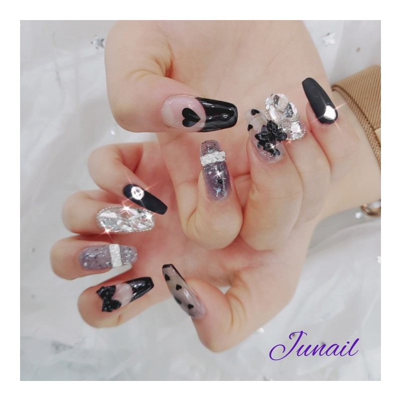 ⭐️ Black Heart Handmade Nail Tips ✨ - Short Oval
