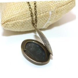 SAFIGLE Elegant Oval Photo Case Pendant Necklace Antique Floral Design Jewelry for Women Unique Souvenir Necklace Creative Open Photo Locket for Birthdays Special Occasions