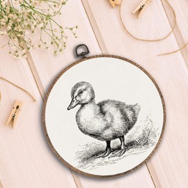 Hxlac Vintage Duck Round Wall Art Framed, Cottagecore Duck Round Wall Decor, Retro Animal Farmhouse Hanging Canvas Prints Wall Sculptures for Home Living Room Nursery Decor, 10x10 Inch