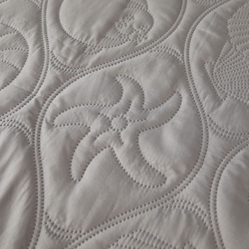 NUZAMAS Waterproof Solid Color Euro Queen Quilted Embossed Mattress Protector