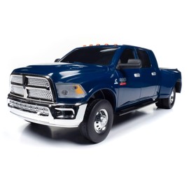 Big Country Toys Realista Ram 3500 Mega Cab Dually Truck Toy & Trailer Hitch, Escala 1:20 Juguetes de granja para niños de 3 años