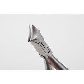 Nipper-type nail clippers for winding nails