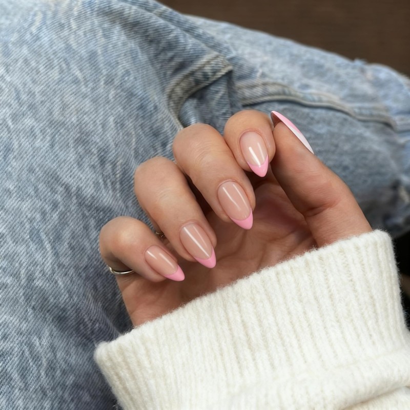 Uñas francesas cortas almendradas, rosa claro con base nude natural,