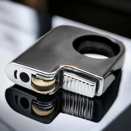 Creative Ring Buckle Lighter, Metal Grinding Wheel Lighter, Retro Open Flame, Keychain Pendant, Refillable Butane Flame Lighter, for Men (Gas Not Included) Black