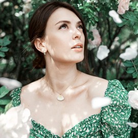 JWEIWENCAY Natural Scallop Shell Pendant Necklace Ocean Nautical beach Jewelry for women. 17”Long 18K Pated Gold chain necklace.