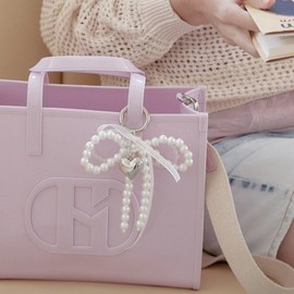Hazzys (대전신세계)24FW크림 진주 리본 비즈 가방 참장식 키링참 HIHO4F201IV Daejeon Shinsegae 24FW Cream Pearl Ribbon Beaded Bag Charms Keyring Charm HIHO4F201IV