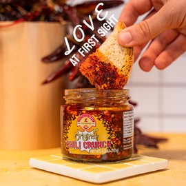 TUTTOCALABRIA Chili Crisp, Chili Crunch, Crunchy Hot Calabrian Chili Peppers in Extra Virgin Olive Oil, Great on Pasta, in Soups, Sanwhiches and more, Product of Italy, 6.5 oz (185 g)