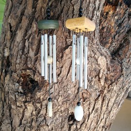 i-lan - Paquete de 2 campanillas de viento plateadas pequeñas con gotas de cerámica en blanco, campanillas de viento de jardín de metal de 10 pulgadas con 4 tubos de campana de lente diferentes,