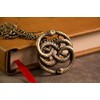 Auryn - Collar con colgante en tono dorado (inspirado en