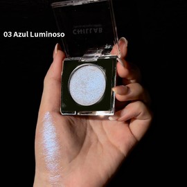 Chillab Stay Bling iluminador multicromático de larga duración con brillo cambiante textura ligera y versátil para un look dinámico disponible en tres tonos (03 Azul Luminoso)