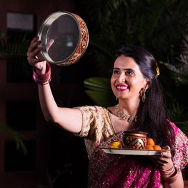 Tarini Gallery Karwa Chauth Thali Set with Kalash and Channi Decorated Steel Plate Platter with Essential Pooja Articles for Festival Rituals and Gifting (Design-1)