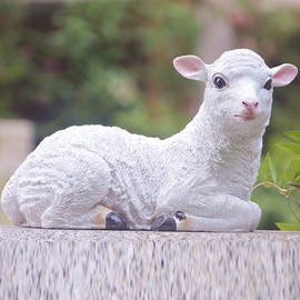 Cocoarm Decorative Lamb Figure, Realistic Sheep Statue, Outdoor Lamb Sculpture Made of Resin, Lifelike Sheep Decoration for Home Decor, Garden (Lounging)