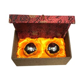 DENPETEC - 2 bolas de baoding para ejercicio de salud china, pelotas de estrés con caja de meditación y masaje de mano (plata, diámetro 1.5 pulgadas, caja clásica roja)