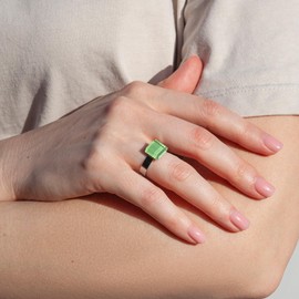 Ring mit lindgrünem Stein (10mm) • Geburtsstein Schmuck Damen • Kleiner Edelstahlring größenverstellbar (min. Ø 17mm) • handgemacht & nachhaltig