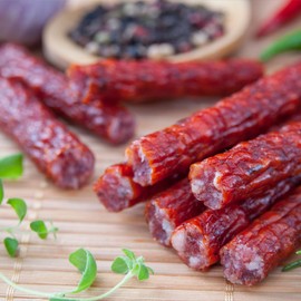 Hi Mountain Seasonings ǀ Snack Stick Seasoning Kit ǀ PEPPERONI BLEND ǀ Includes Seasoning, Cure, Casings, & Directions ǀ Seasons up to 20 lbs of Meat ǀ Beef, Pork, Venison, Deer, & Wild Game