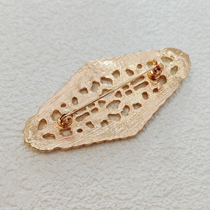 Elegant Gold - toned Oval Shaped Filigree Brooch with Crystal