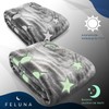 Cuddly blanket with luminous stars to feel good in the