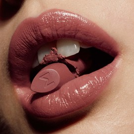 MÁDARA DAZZLE NIGHTS Satin Shine Lipstick, #501 FLATTERY 3.8 g - Nourishing & Moisturising with Shea Butter & Vitamin C+E - Intense Colour, Soft to Wear, Natural Shine (#503 Charisma)