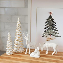 DN DECONATION Reindeer and Christmas Tree Decoration Set of 5 – Xmas Deer Figurines and Tree Statues – White & Gold Resin Christmas Figurines for Table Decor, Mantle Decor, Holiday Decorations Indoor