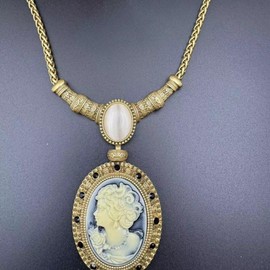 TAMHOPE Lady Cameo Necklace Enamel Medal Necklace,Oval Lady Maiden Cameo Necklace,Vintage Court Jewelry for Women