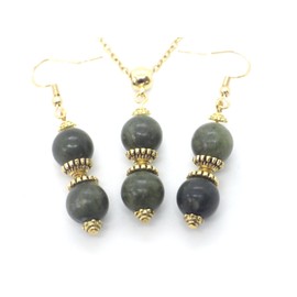 Ohrringe und Halskette aus vergoldetem Stahl, besetzt mit einem Anhänger aus grüner Jade aus Taiwan und tibetischen Perlen