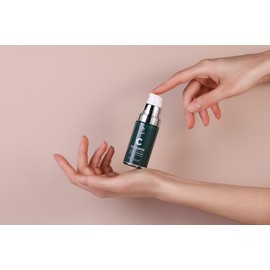 Ausgezeichnetes, hochwirksames Vitamin-C-Gesichtsserum mit natürlichem estnischen Brennnessel-Extrakt – Anti-Aging Serum für strahlende, glatte Haut, reduziert Pigmentflecken & Falten, 30 ml