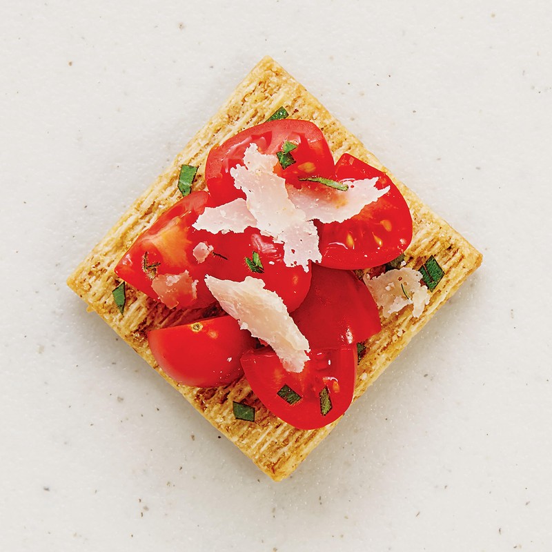 Triscuit Roasted Garlic Whole Grain Wheat Crackers, Lunch Snacks, Bulk