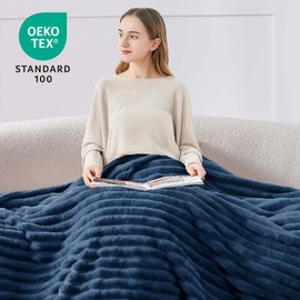 BEDELITE Cuddly Fluffy Blanket Small - Soft Flannel Blankets Blue 125 x 150 cm for Sofa, Decorative Stripes Cord Fleece Blanket Navy Blue as Sofa Throw for Living Room, Throw Blanket Wide Use