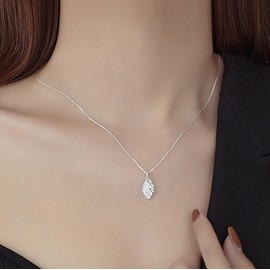 TseenYi Crystal Leaf Pendant Necklace Silver CZ Leaf Chain Necklace Vintage Crystal Leaves Choker Necklace Small Leaf Necklace Chain Jewellery for Women and Girls Gifts