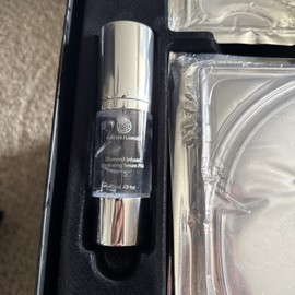 FOREVER FLAWLESS BLACK DIAMOND AGE-DEFYING BEAUTY KIT + HYDRATING SERUM PM- (H4)