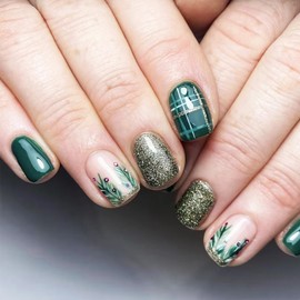 Christmas Holly Press on Nails 24 Pcs Gold Glitter Line False Nails Glossy Green Grid Acrylic Fake Nails Leaves Gel Glue on Nails Xmas Holly Stick on Short Square Nails for New Years Gift Women Girls
