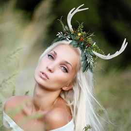 MOSTORY Handmade White Antler Headband with Green Leaves Woodland Elf Crown Forest Flower Headpiece for Witch Fairy Princess Women Adults Carnival St.Patrick’s Fae Ball Cosplay Costumes Green White